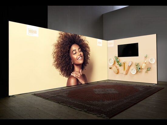 Expand-lightbox-portable-with-monitor-in-backlit-l.stand-550x343px