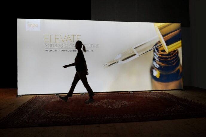 Expand-lightbox-portable-maroy-bottle-6m-1187x796