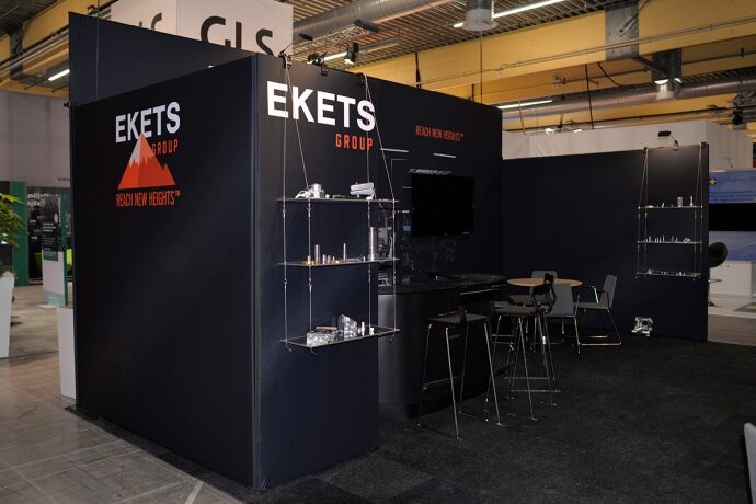 Ekets-exhibition-stand-hanging-shelves-4-3