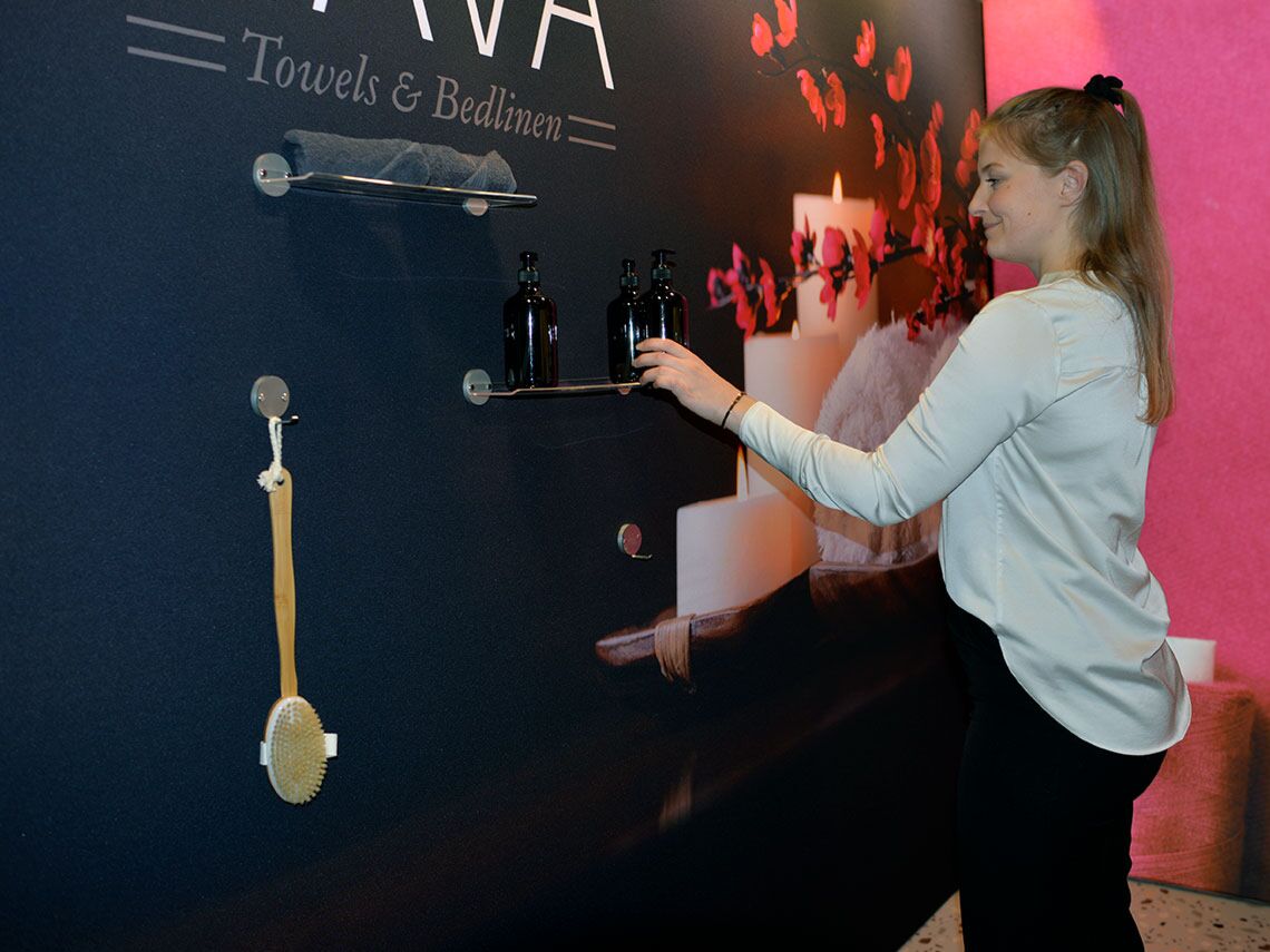 Your products on display - no tools needed