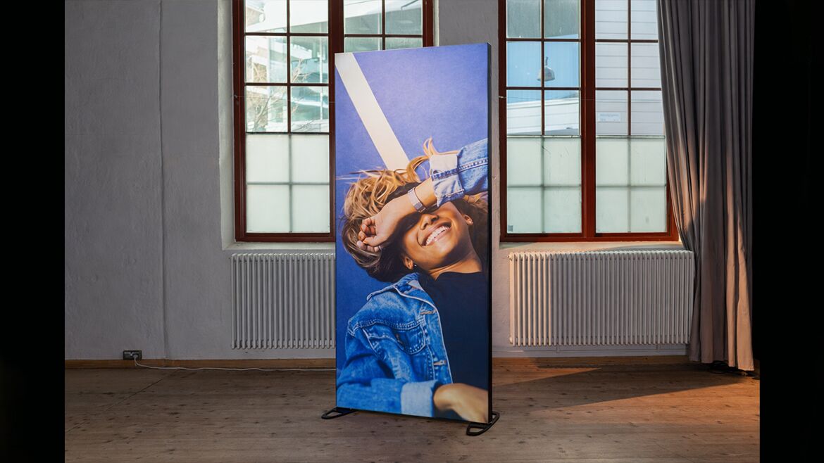 Expand-lightbox-portable-denim-girl-100x240cm-16-9