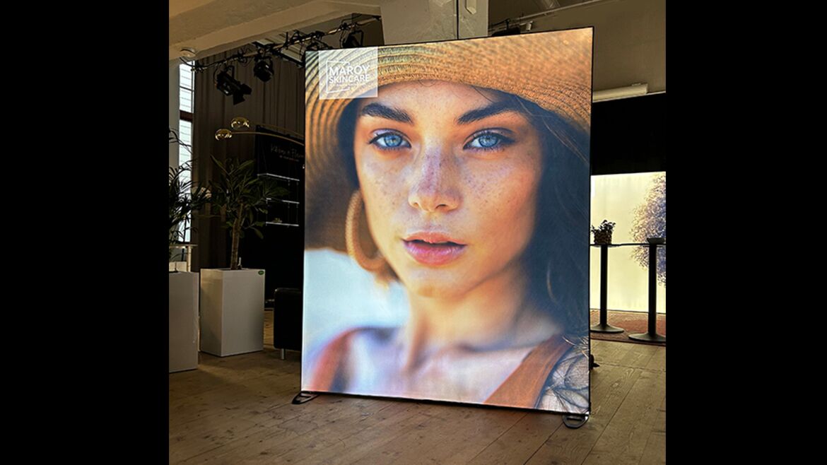 Expand-lightbox-portable-maroy-skincare-194x240cm-16-9