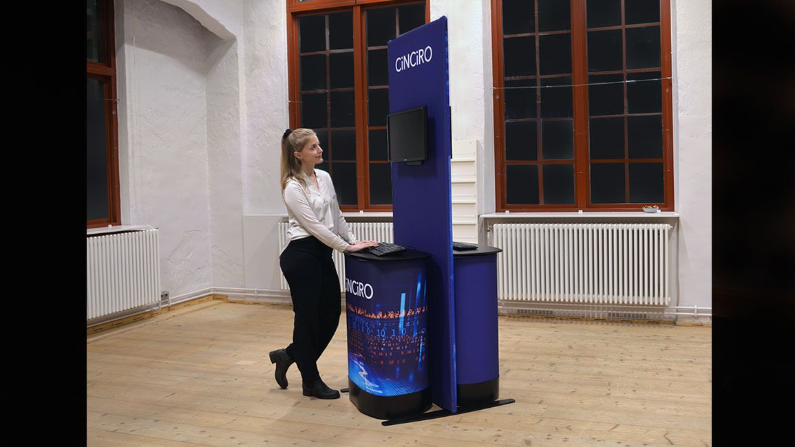 Expand-grandfabric-expand-podiumcase-double-demo-pod-person-16-9