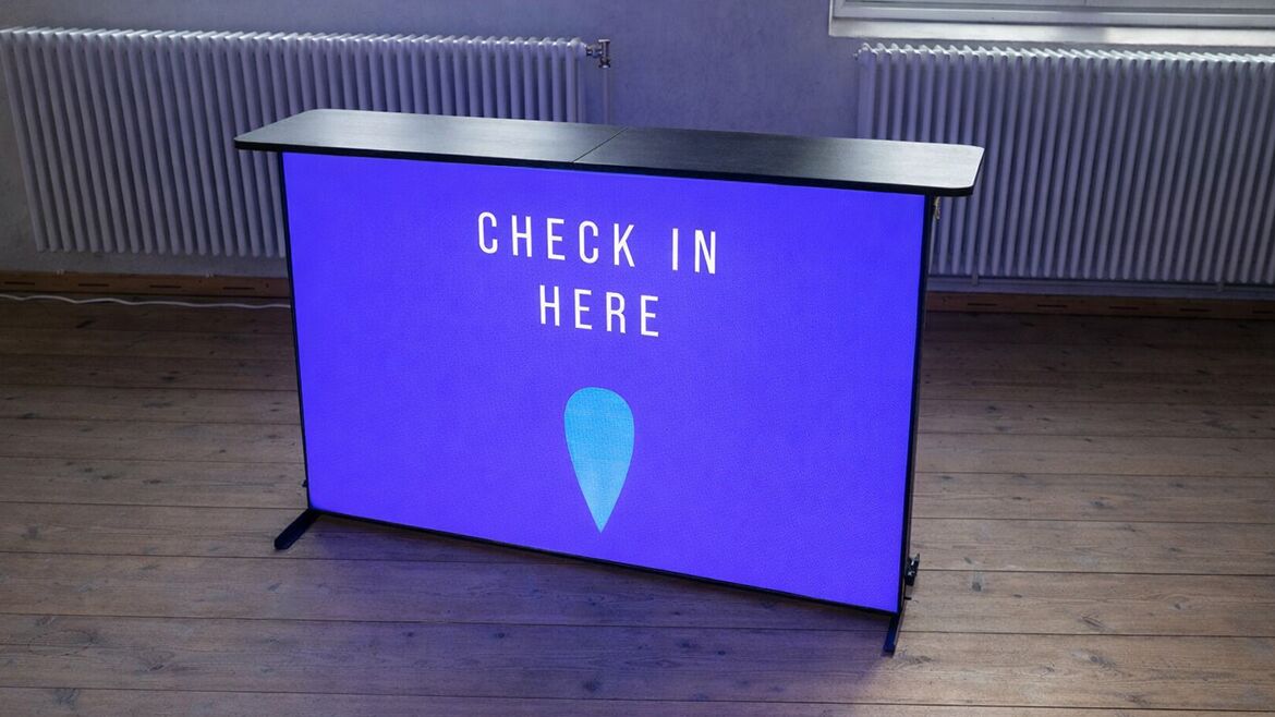 Expand-lightbox-counter-160cm-check-in-here-16-9